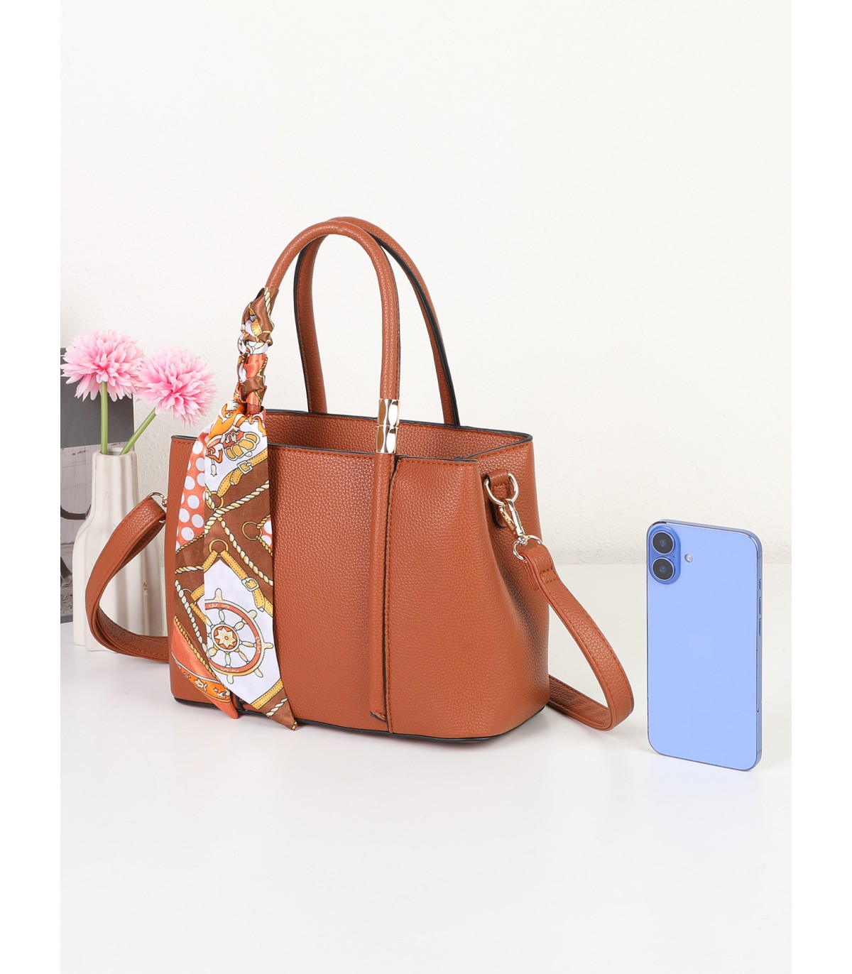 T11581 - Bolso bandolera con pañuelo y adornos dorados