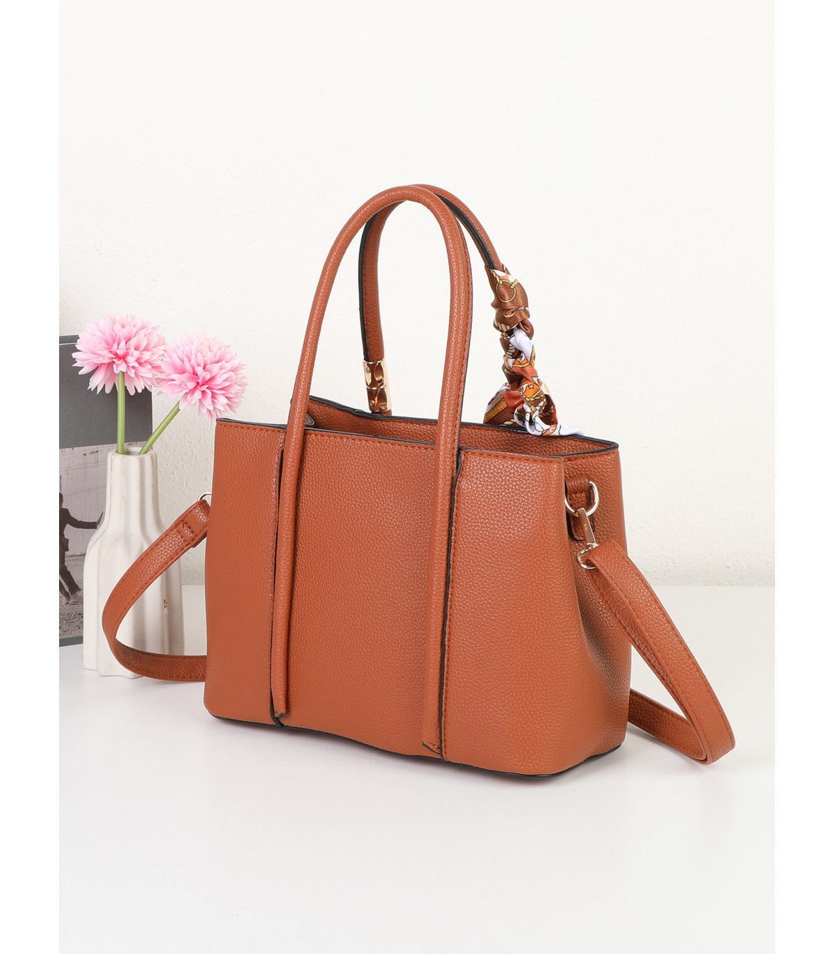 T11581 - Bolso bandolera con pañuelo y adornos dorados