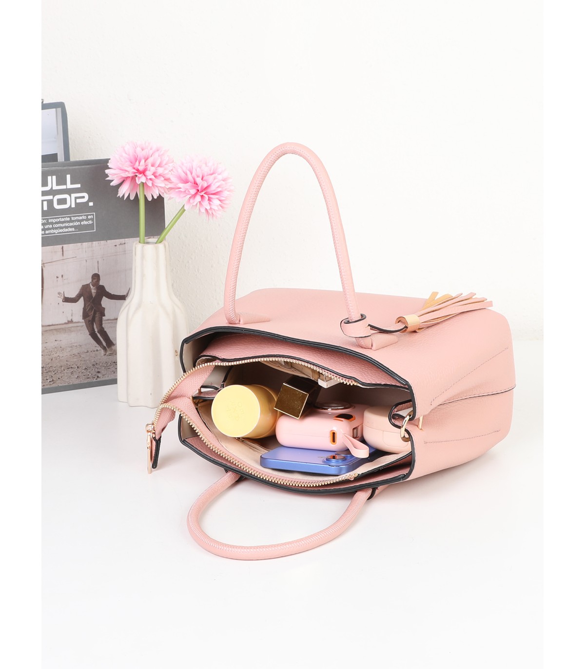 T11718 - Bolso bandolera con amplio espacio interior y asa para llevarlo junto con una bandolera a juego