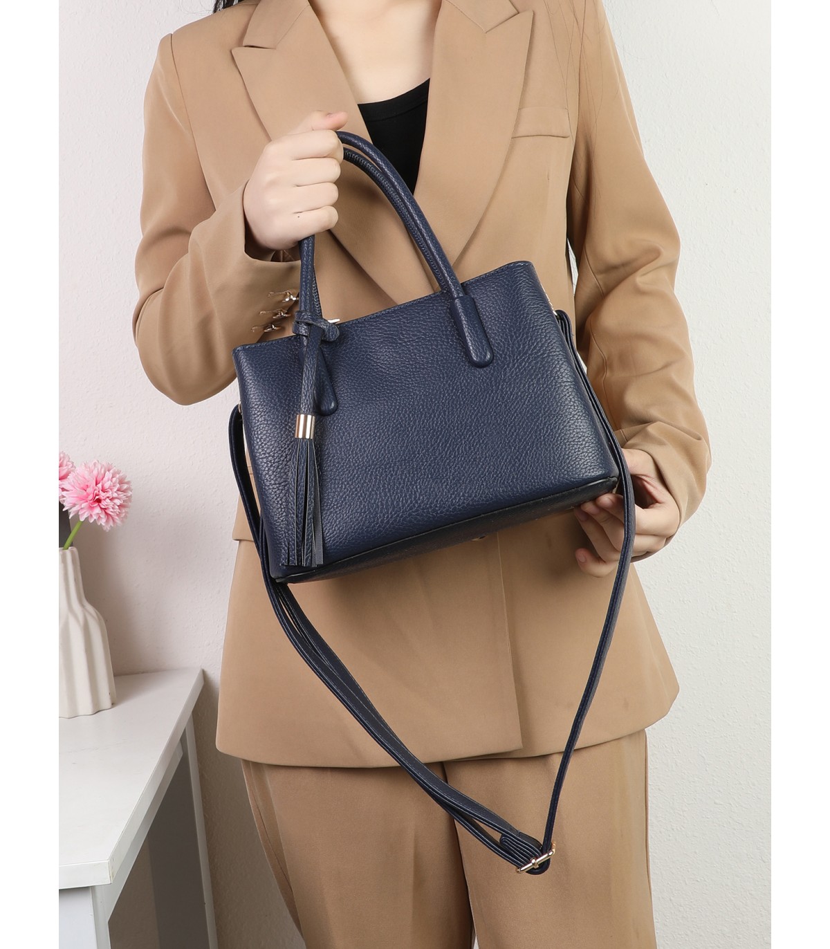 T11718 - Bolso bandolera con amplio espacio interior y asa para llevarlo junto con una bandolera a juego