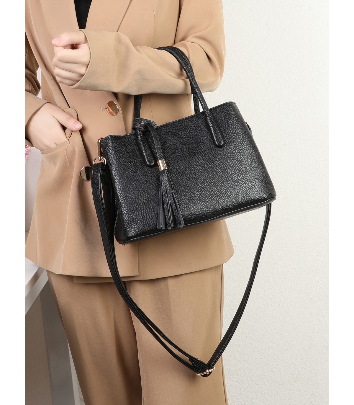 T11718 - Bolso bandolera con amplio espacio interior y asa para llevarlo junto con una bandolera a juego