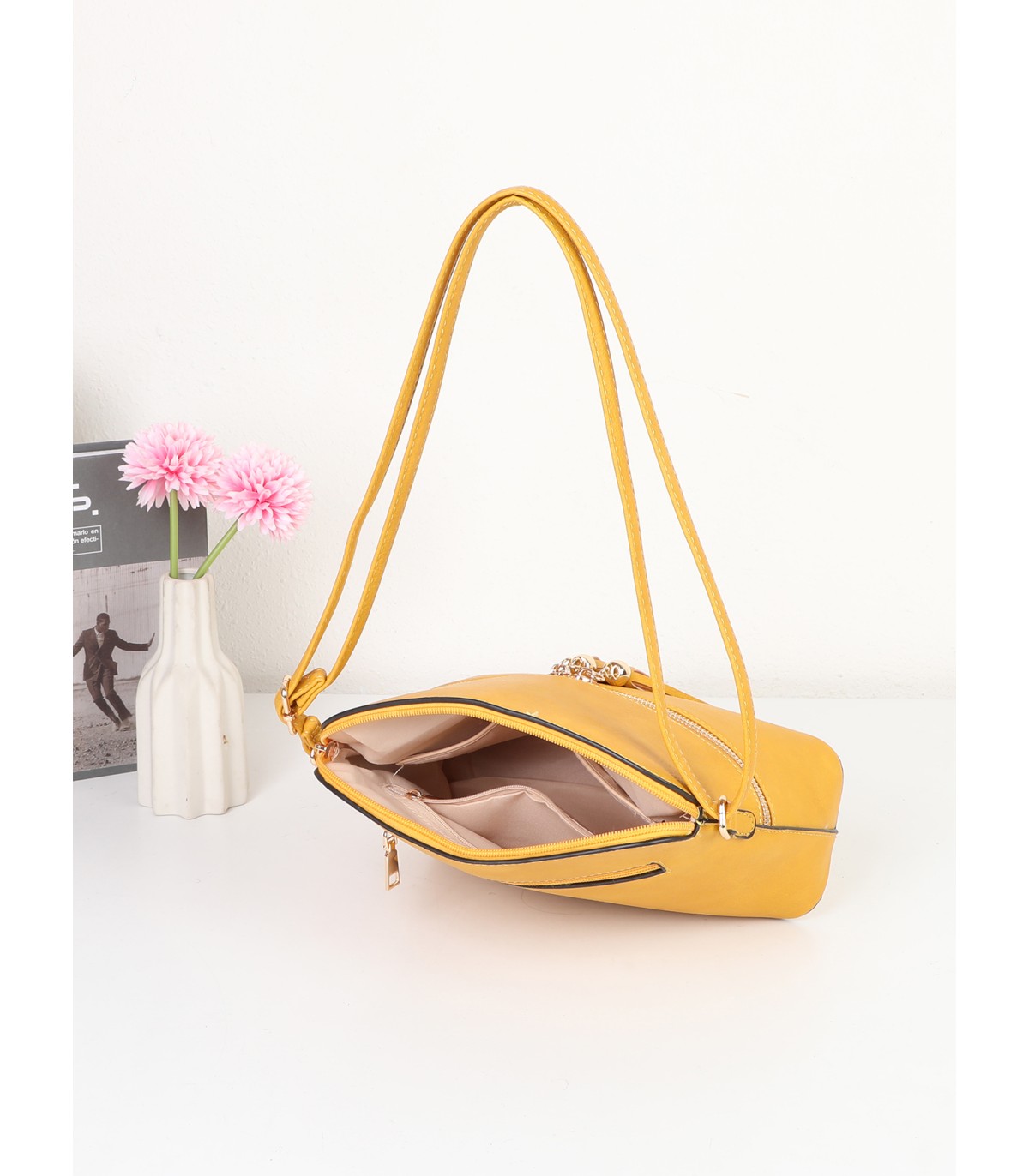 R9354-1- Bolso bandolera con borlas de adorno