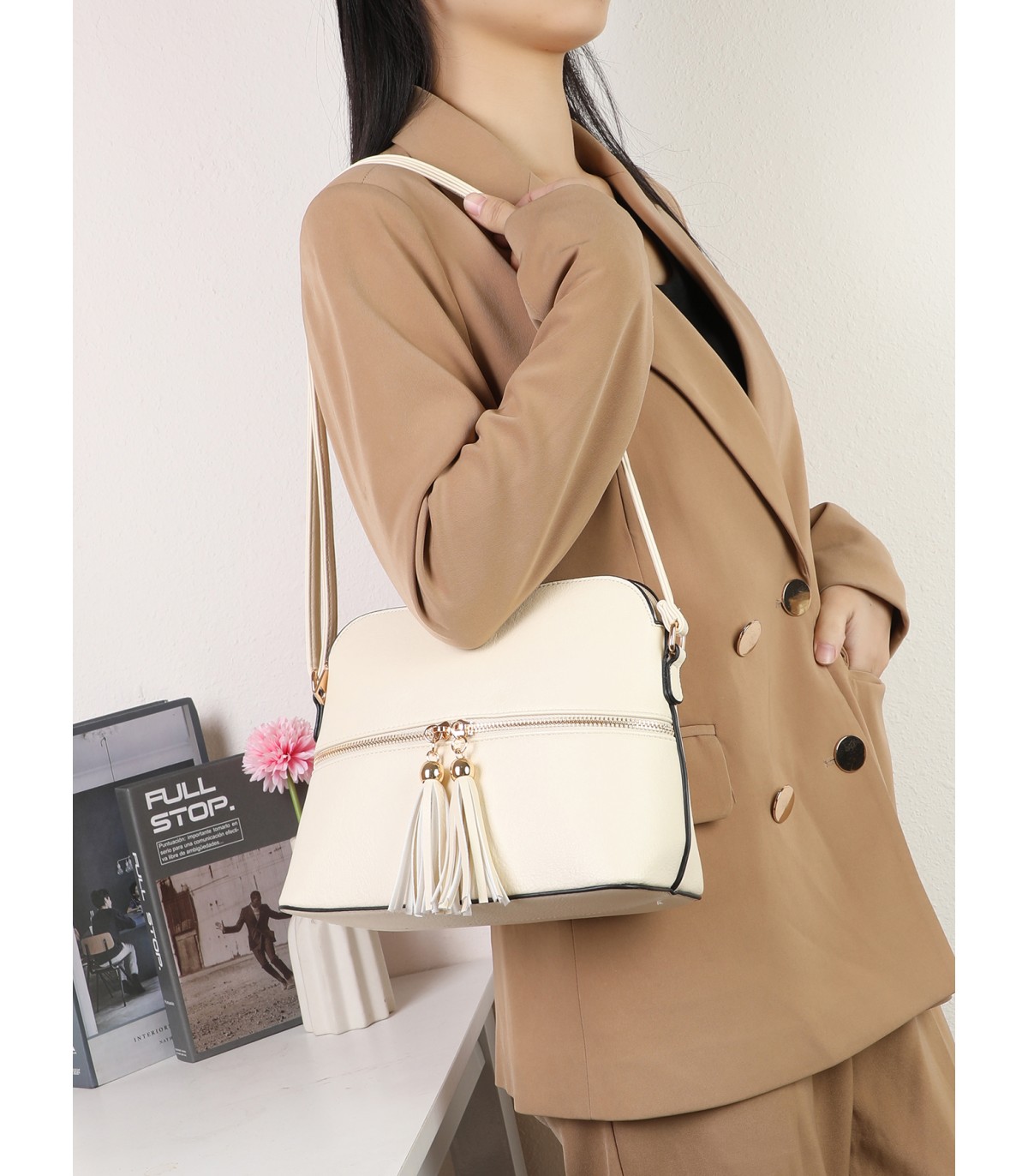 R9354-1- Bolso bandolera con borlas de adorno