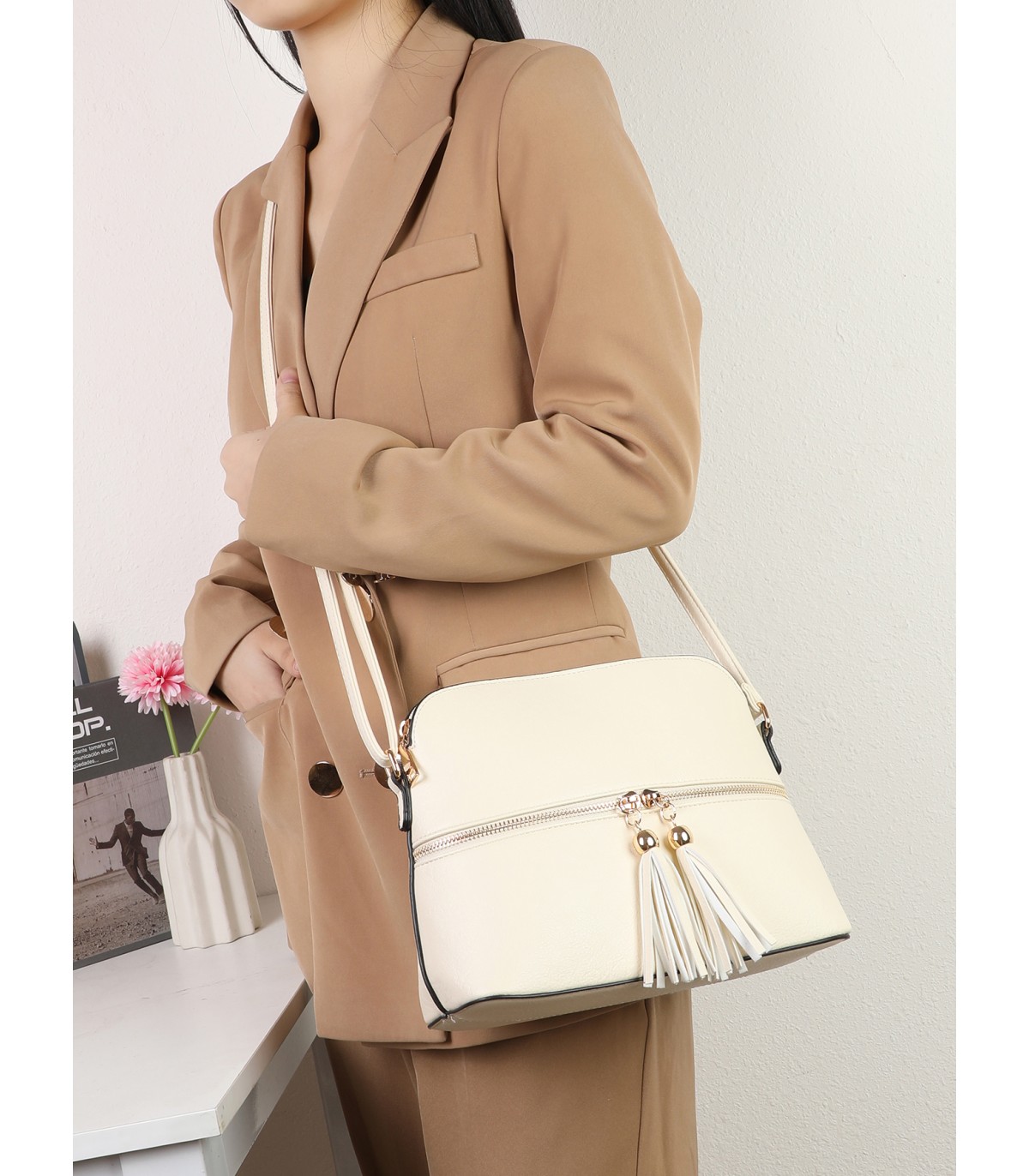 R9354-1- Bolso bandolera con borlas de adorno