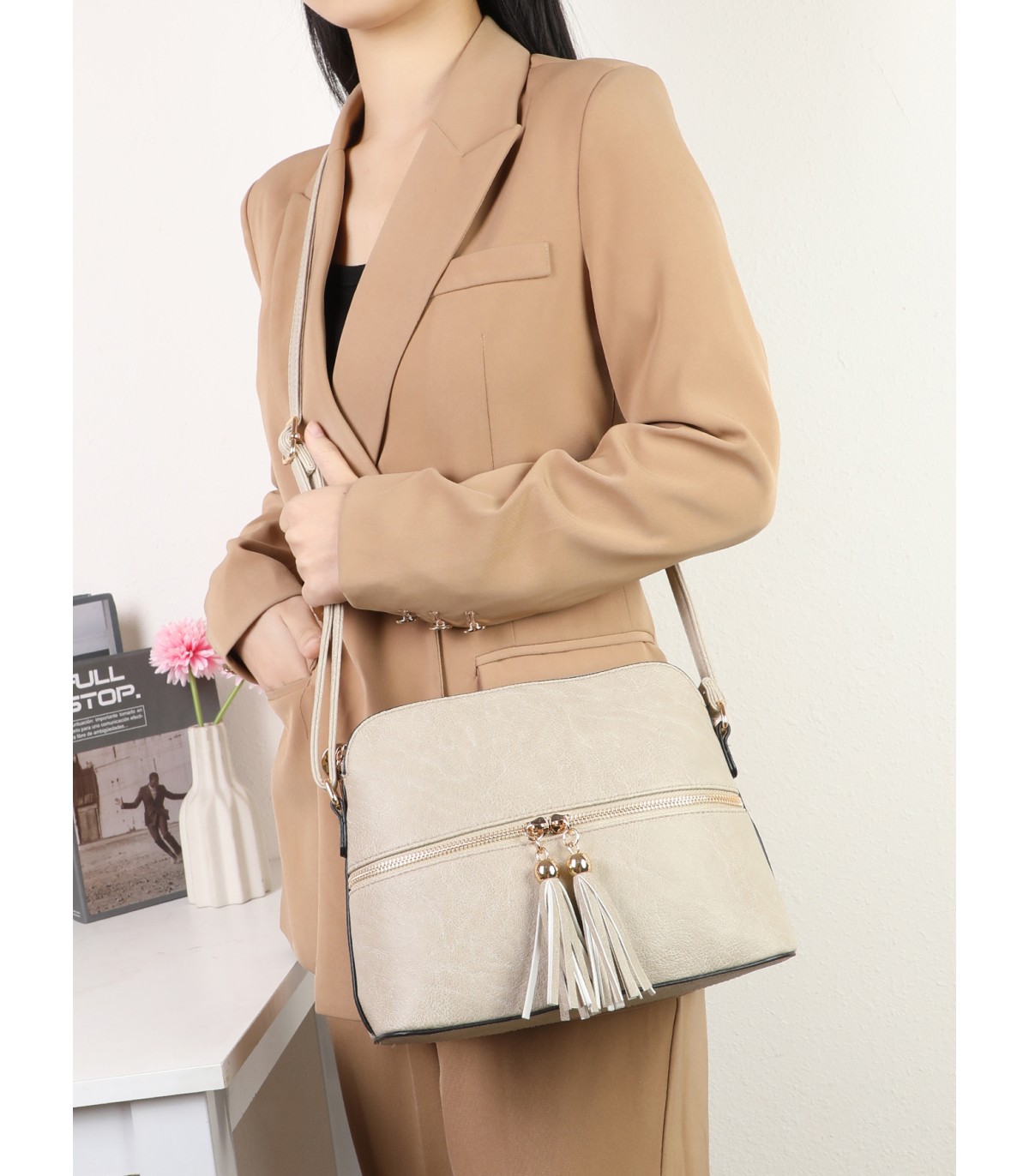 R9354-1- Bolso bandolera con borlas de adorno