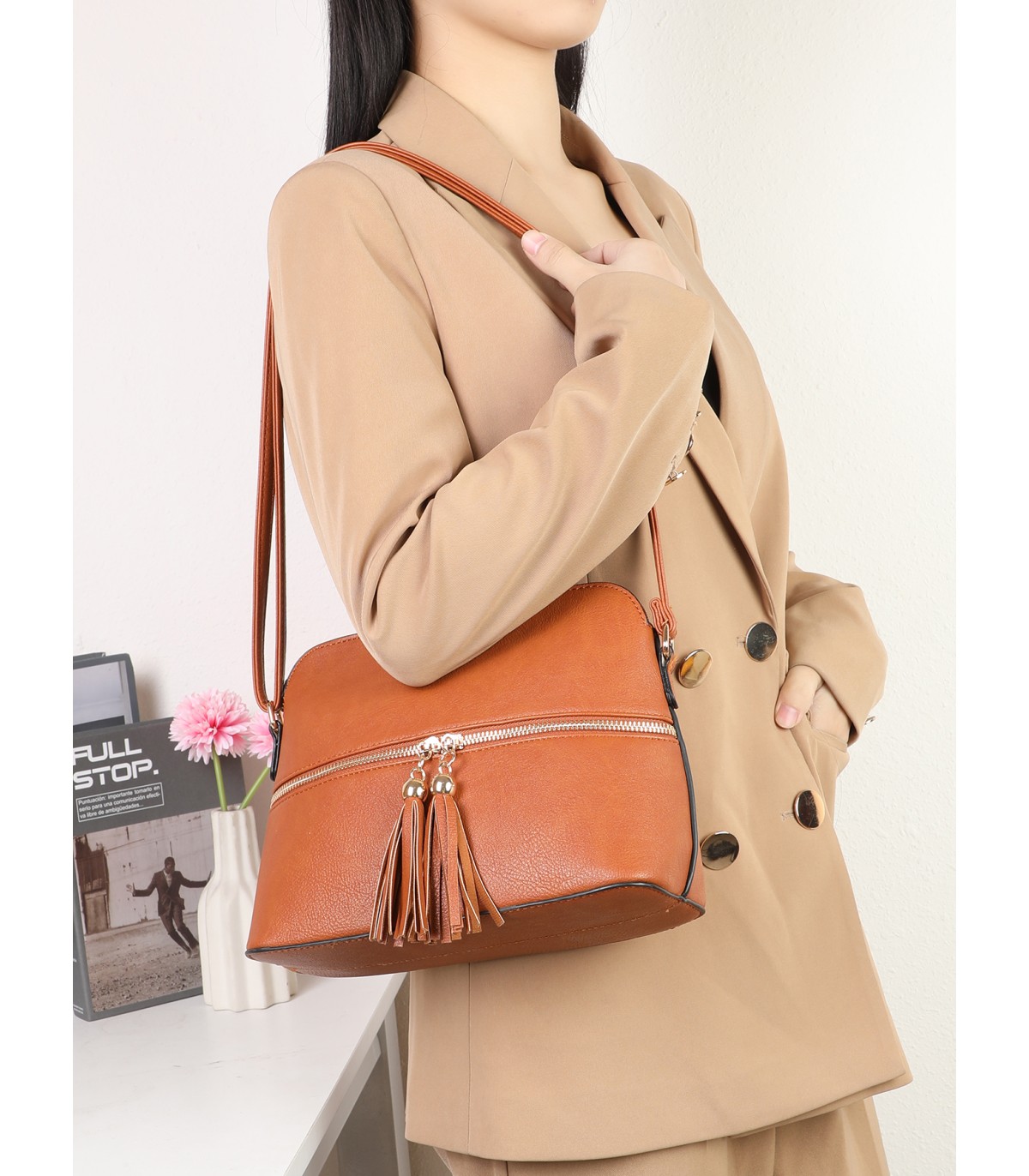 R9354-1- Bolso bandolera con borlas de adorno