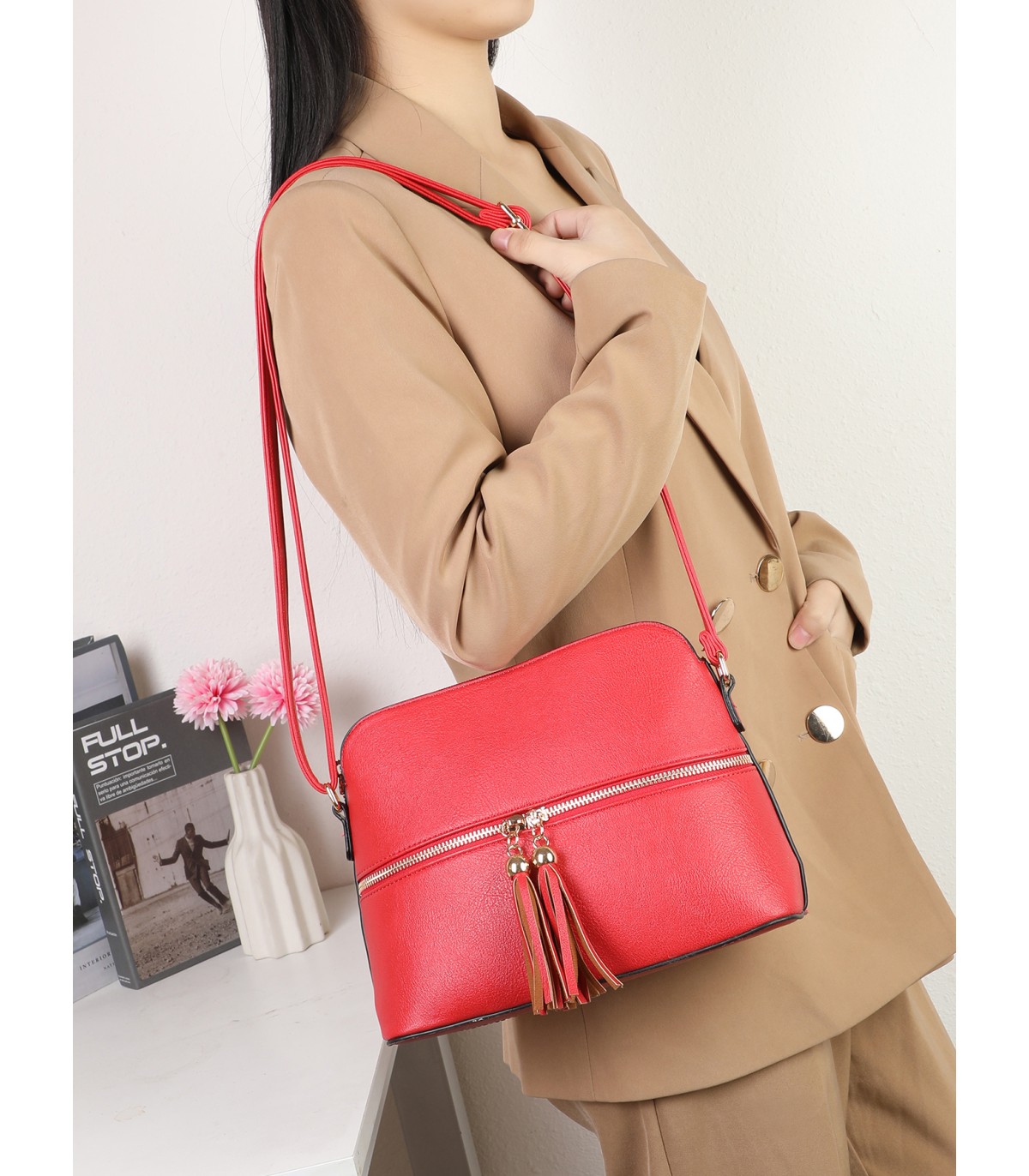 R9354-1- Bolso bandolera con borlas de adorno