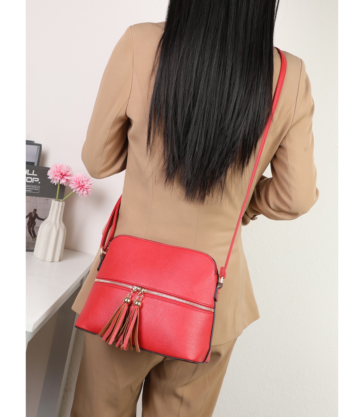 R9354-1- Bolso bandolera con borlas de adorno