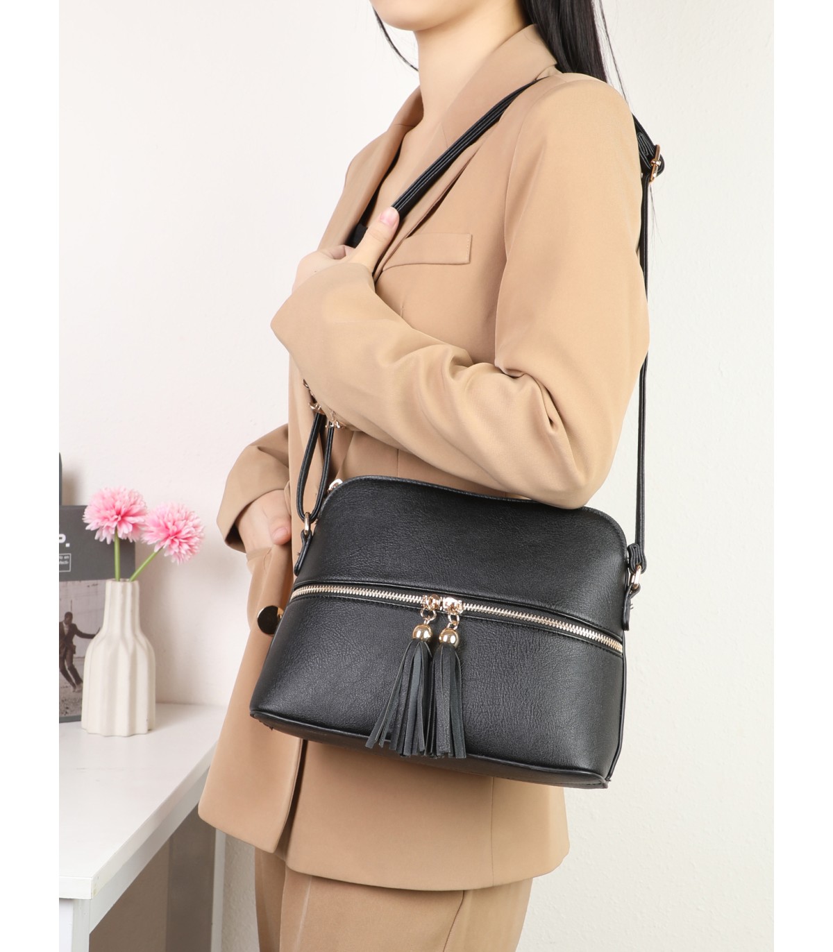 R9354-1- Bolso bandolera con borlas de adorno
