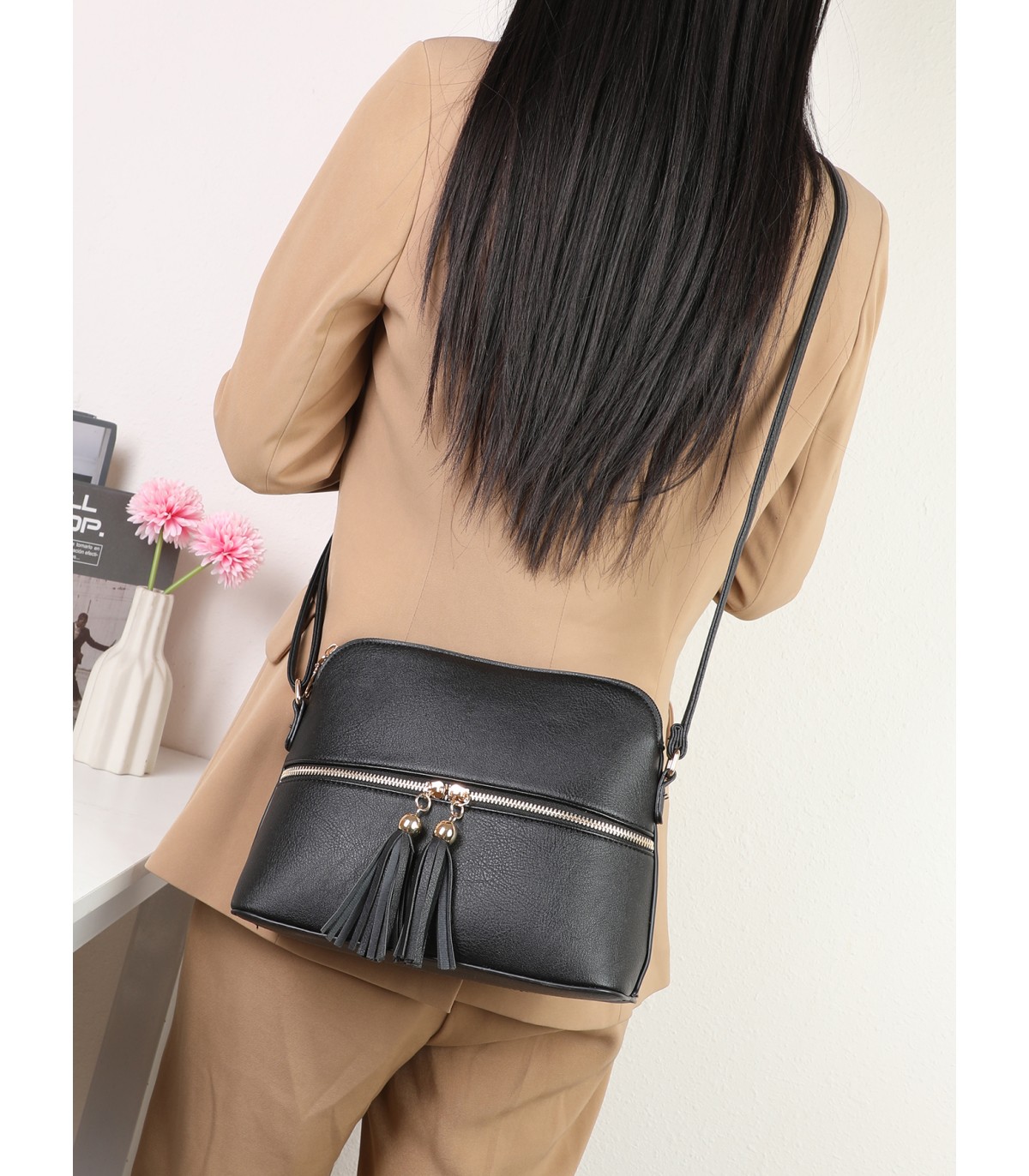 R9354-1- Bolso bandolera con borlas de adorno