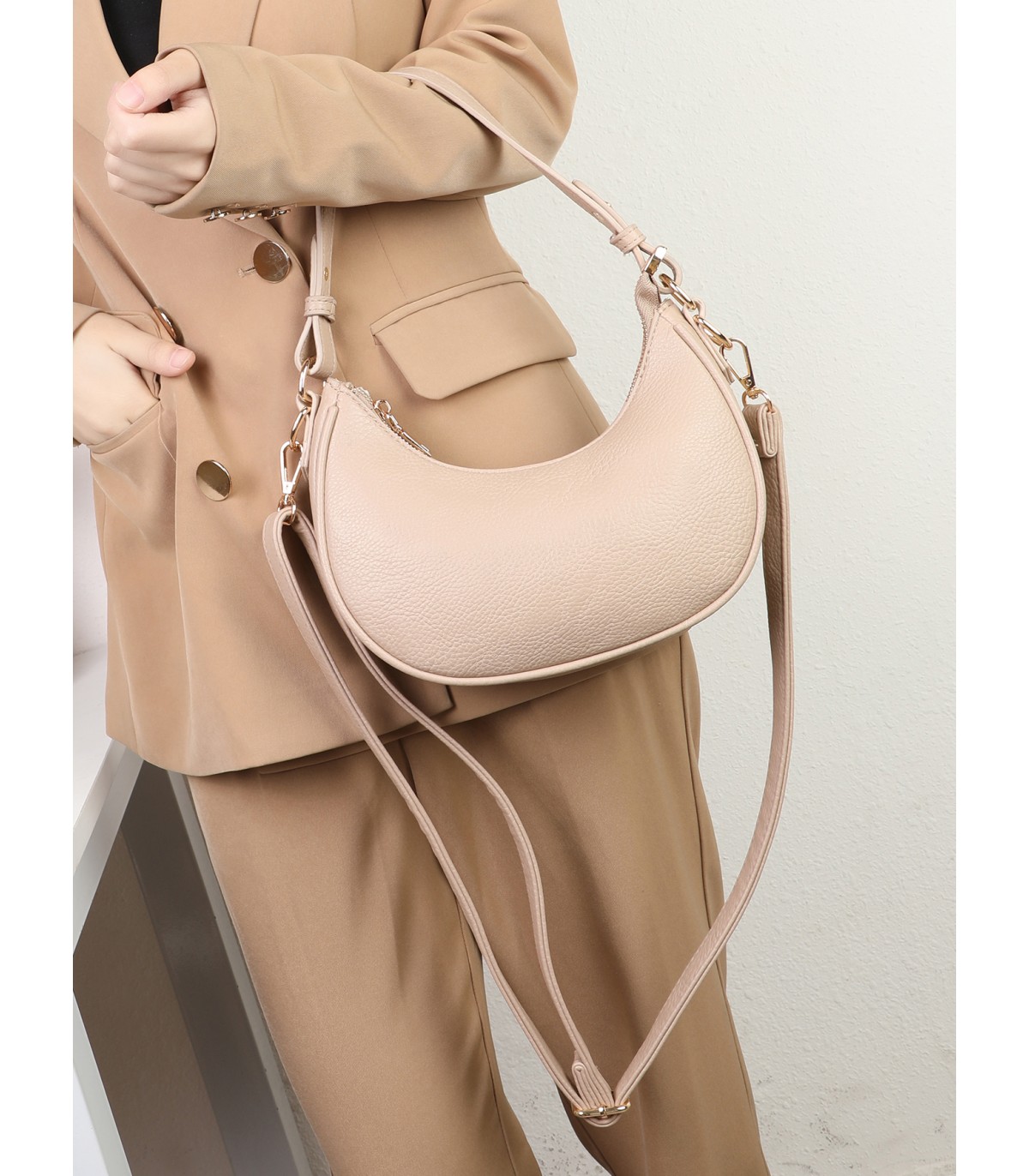 T11851 - Bolso de media luna con doble bandolera de cadena dorada