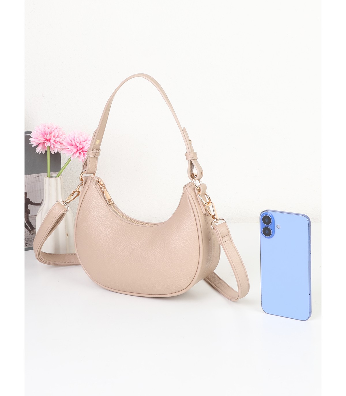 T11851 - Bolso de media luna con doble bandolera de cadena dorada