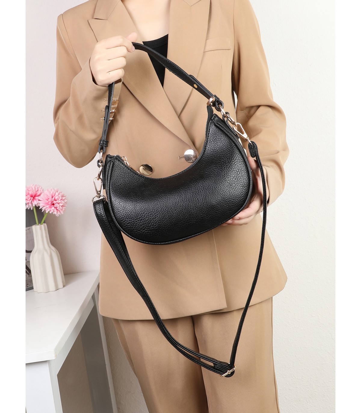 T11851 - Bolso de media luna con doble bandolera de cadena dorada
