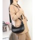 T11851 - Bolso de media luna con doble bandolera de cadena dorada