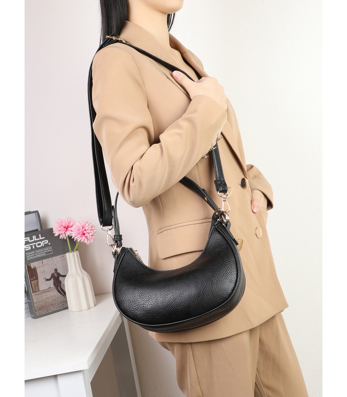 T11851 - Bolso de media luna con doble bandolera de cadena dorada