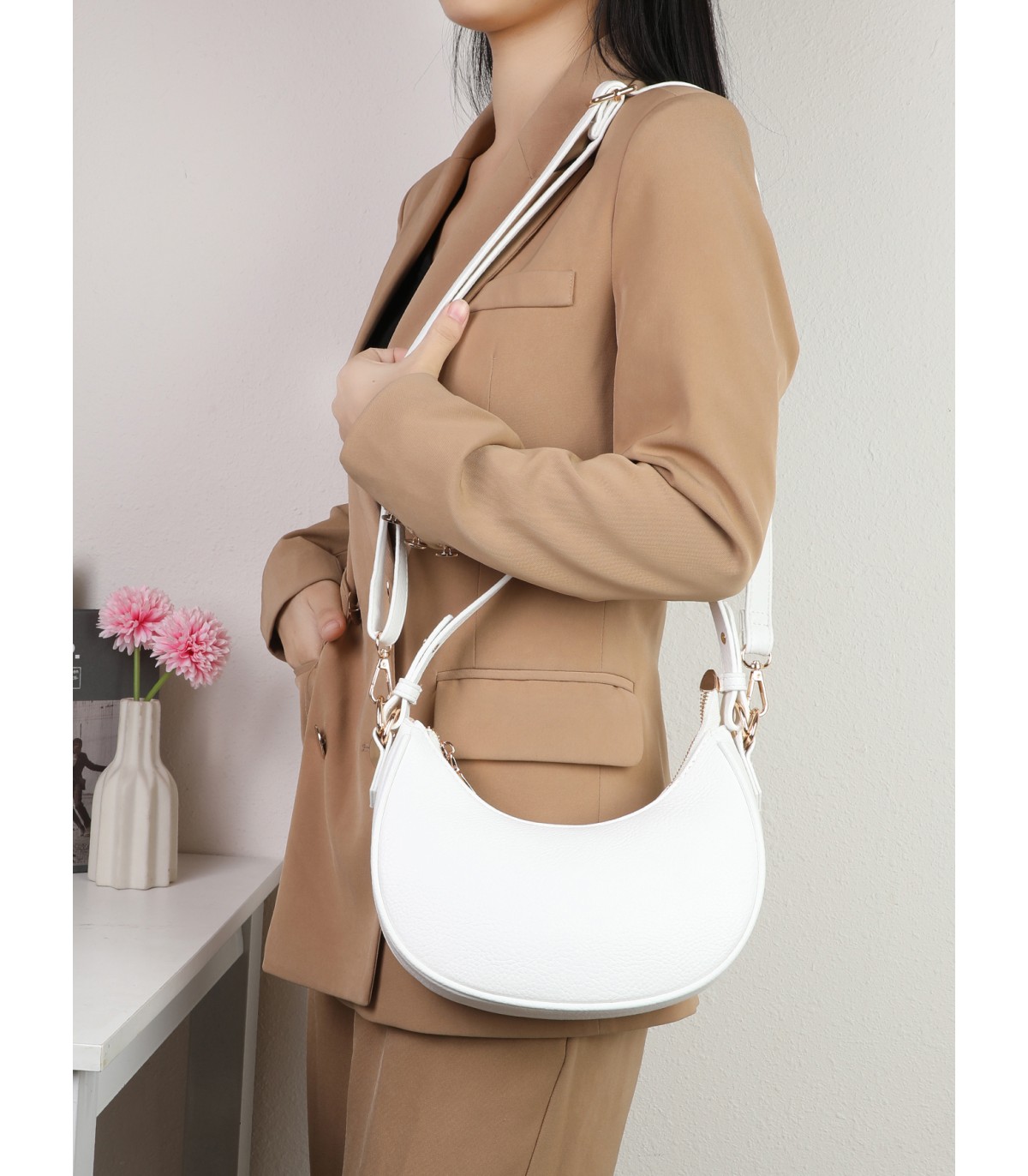 T11851 - Bolso de media luna con doble bandolera de cadena dorada