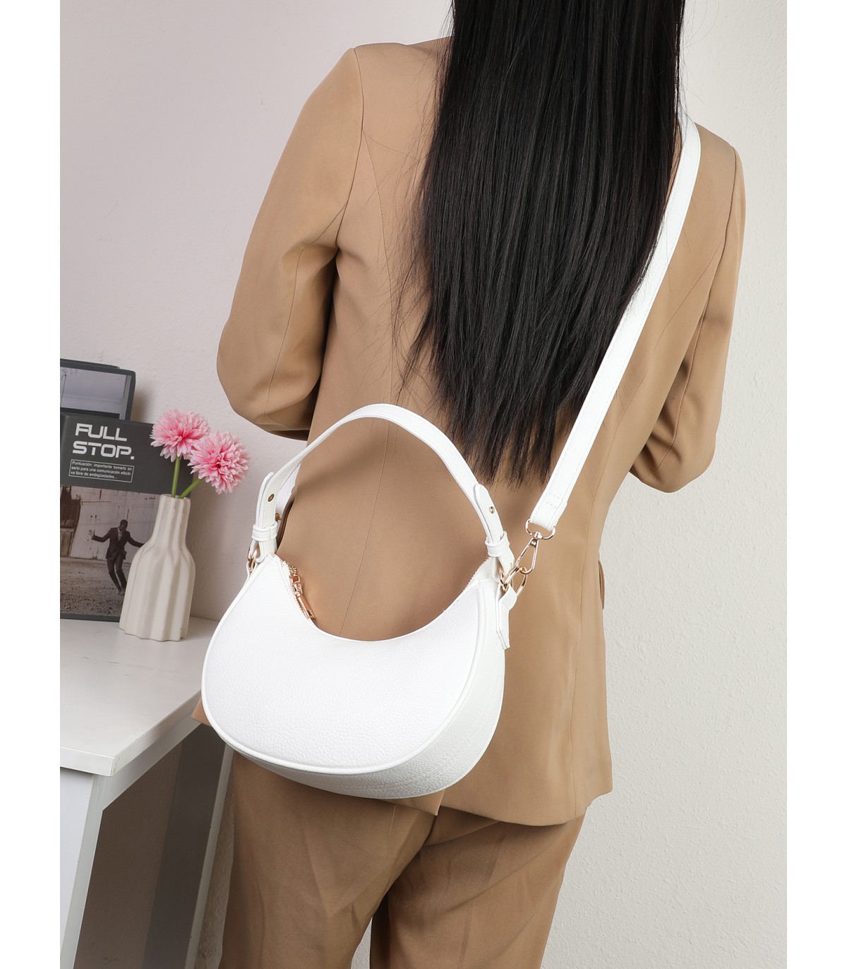 T11851 - Bolso de media luna con doble bandolera de cadena dorada