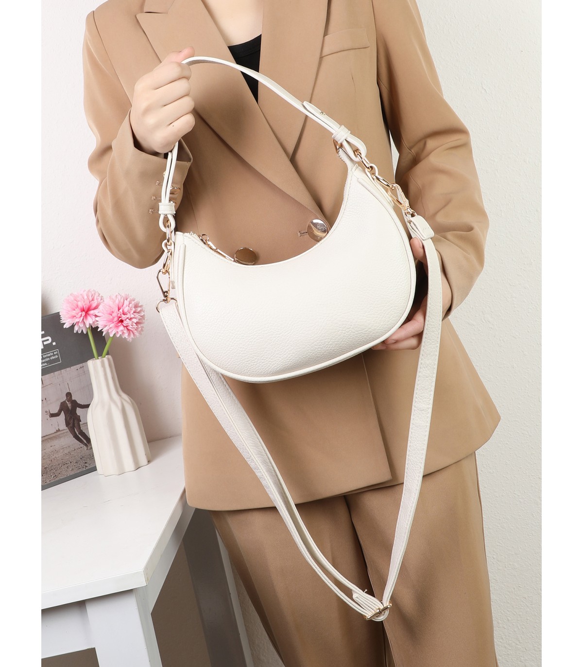 T11851 - Bolso de media luna con doble bandolera de cadena dorada