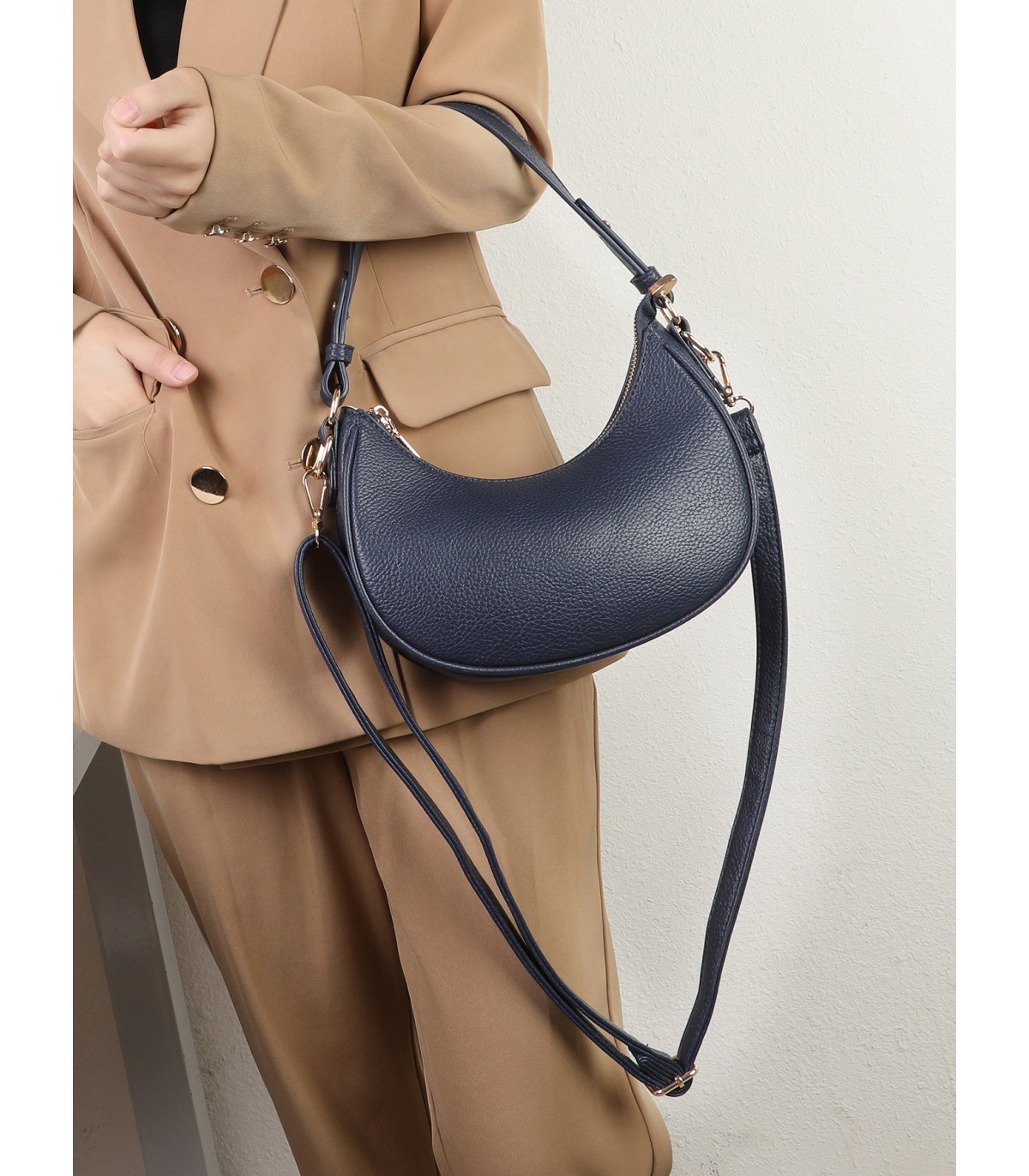 T11851 - Bolso de media luna con doble bandolera de cadena dorada