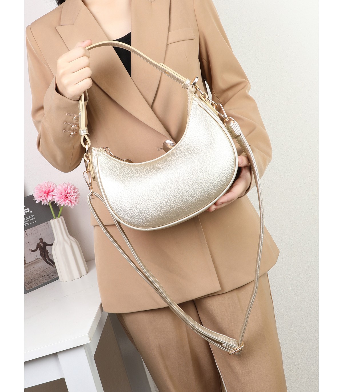 T11851 - Bolso de media luna con doble bandolera de cadena dorada