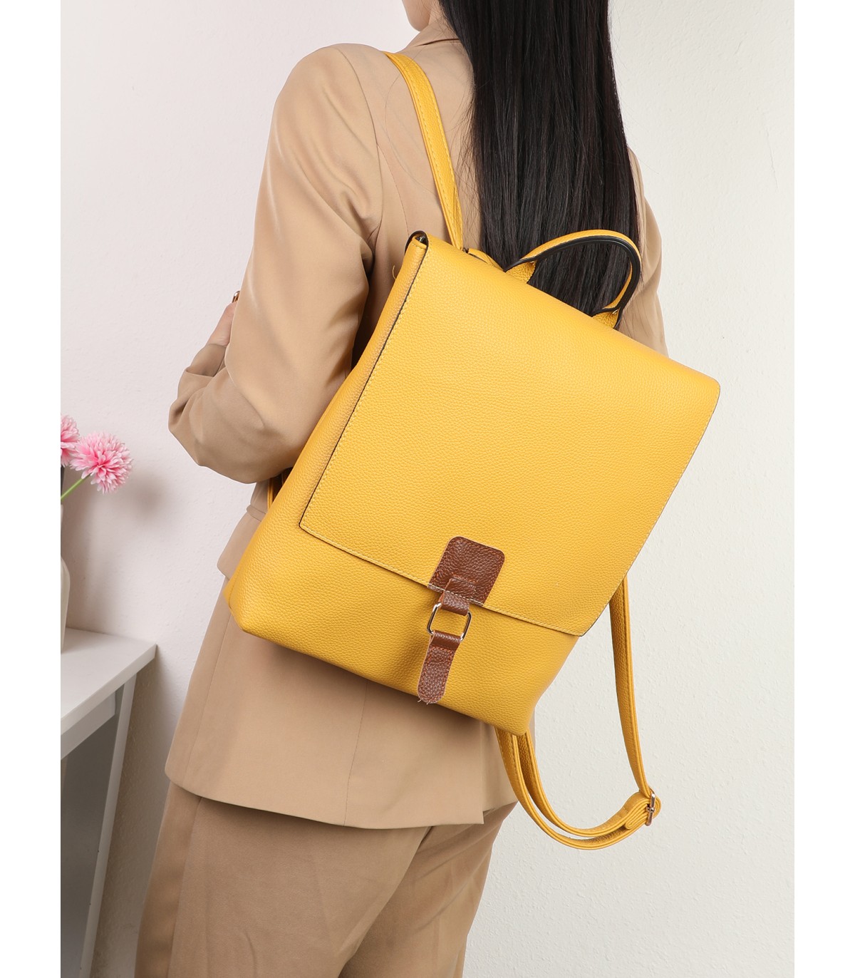 T11574 - Mochila rectangular con cierre de botón imantado