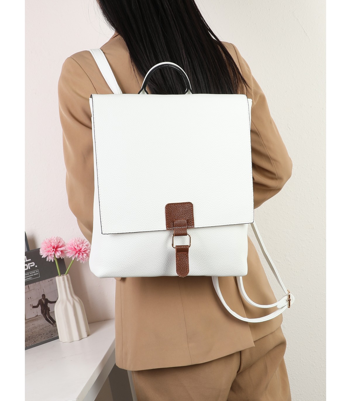 T11574 - Mochila rectangular con cierre de botón imantado