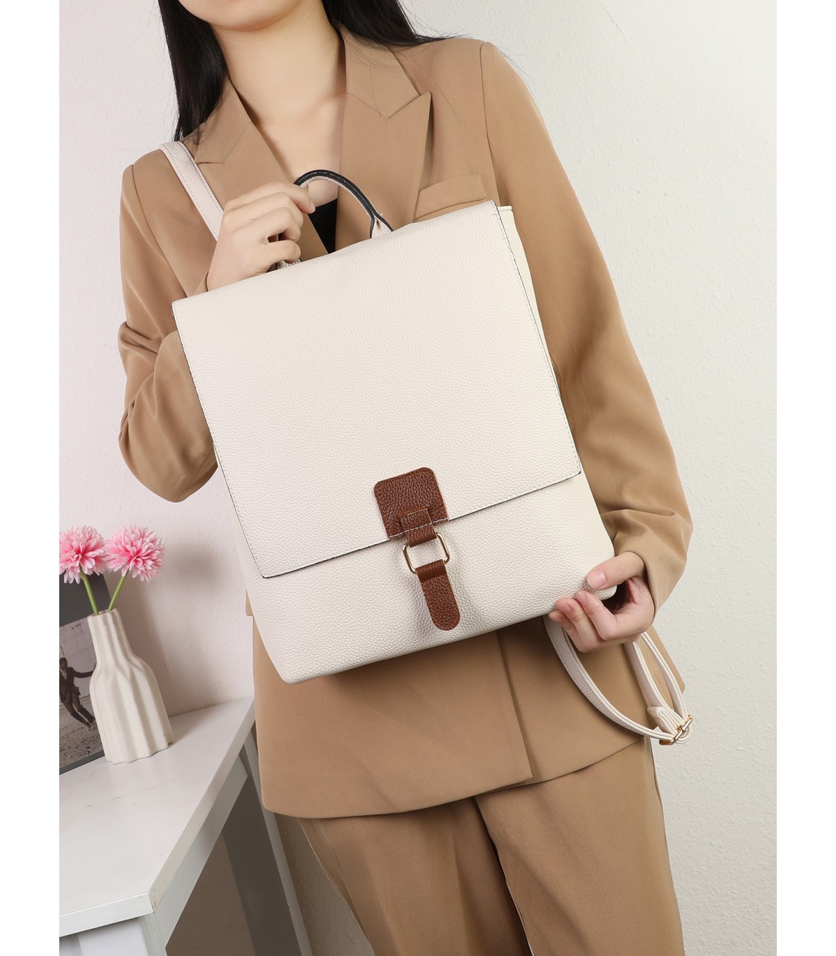 T11574 - Mochila rectangular con cierre de botón imantado