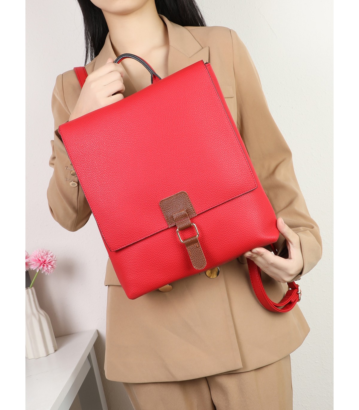 T11574 - Mochila rectangular con cierre de botón imantado