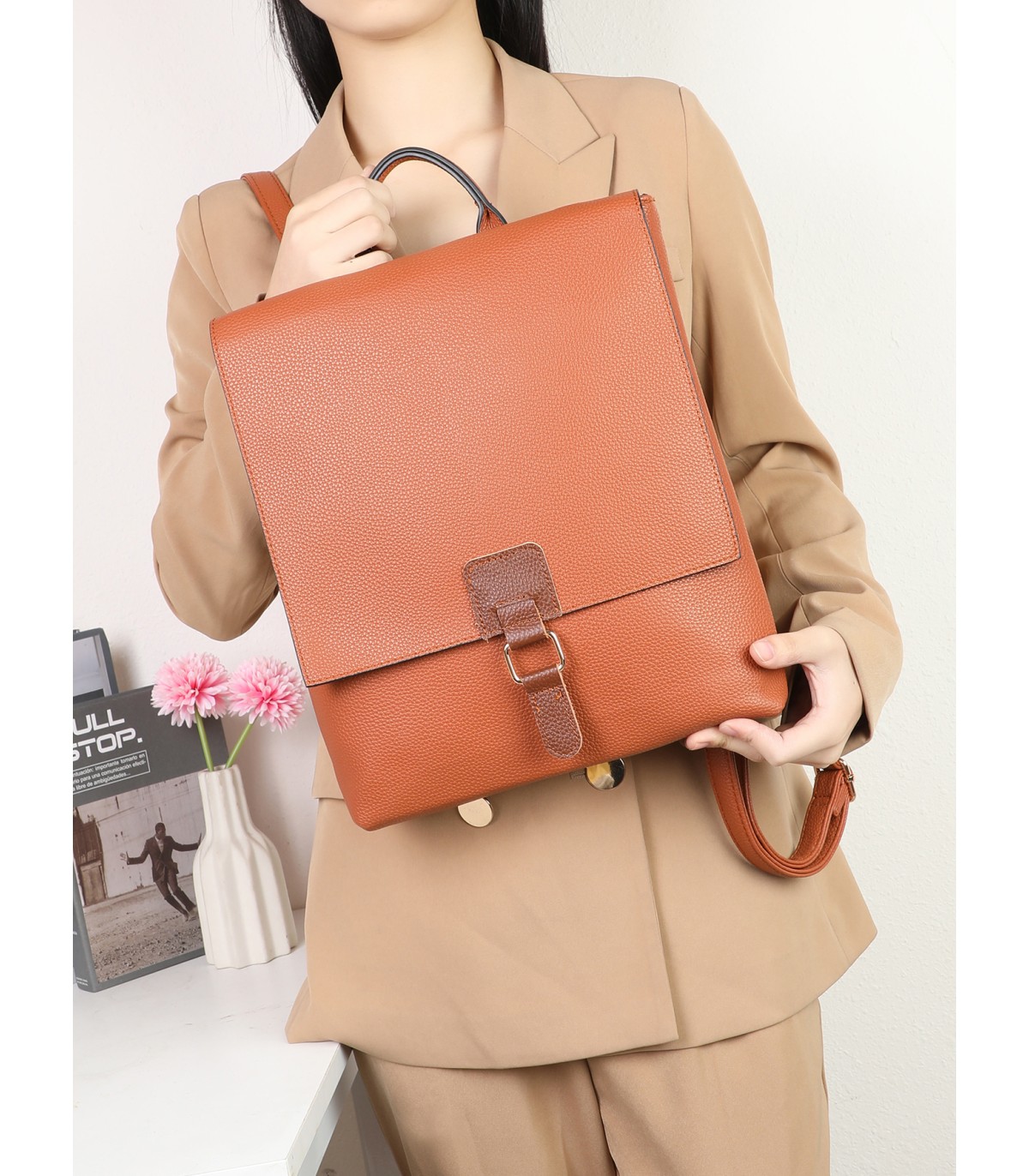 T11574 - Mochila rectangular con cierre de botón imantado