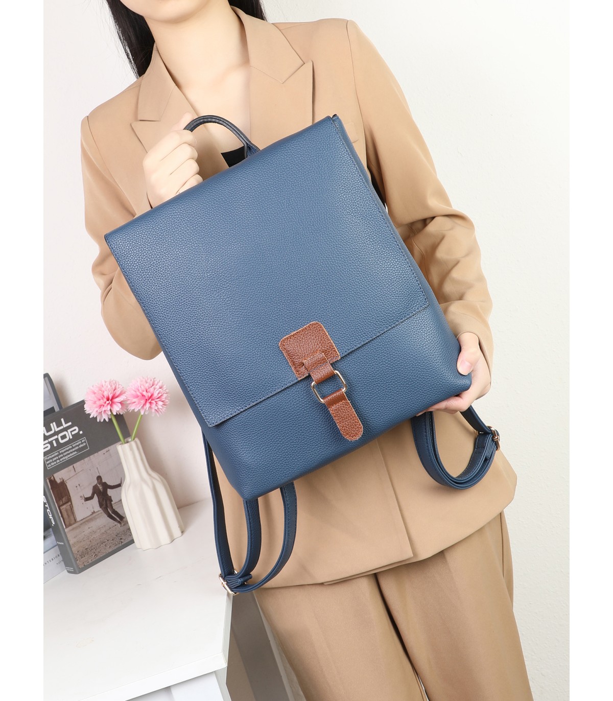 T11574 - Mochila rectangular con cierre de botón imantado