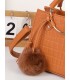 T11513 - Bolso bandolera con asas de metal redondas y borla a juego