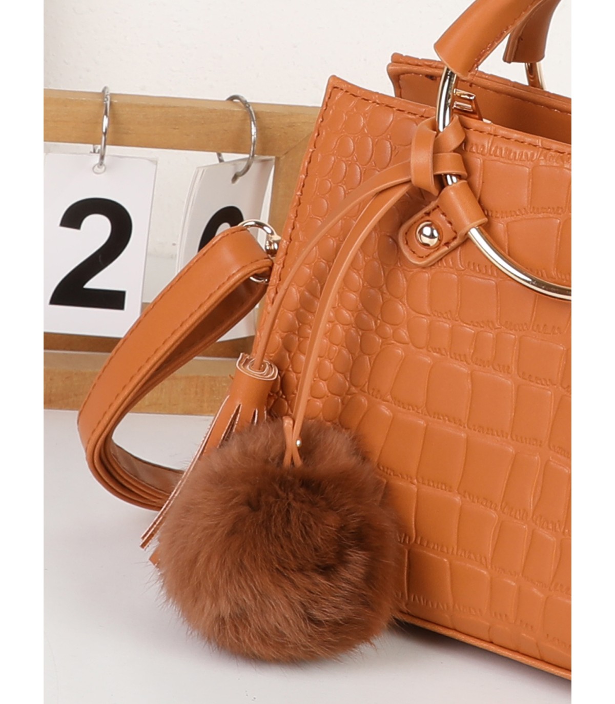 T11513 - Bolso bandolera con asas de metal redondas y borla a juego