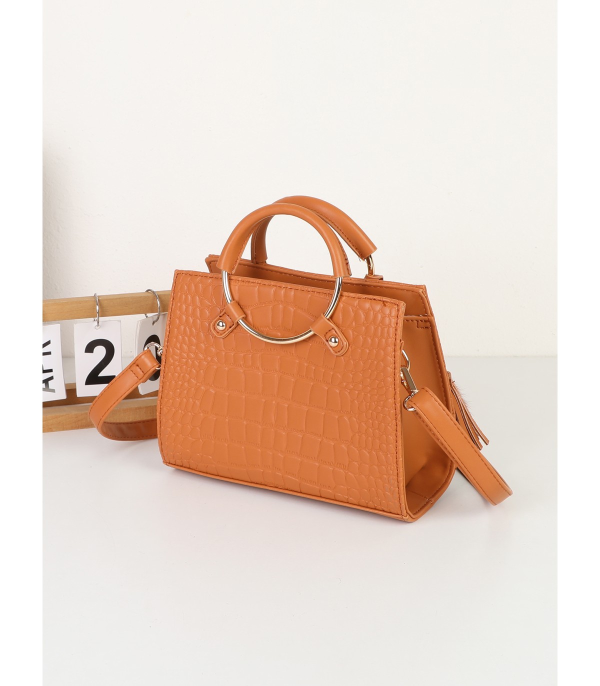 T11513 - Bolso bandolera con asas de metal redondas y borla a juego