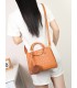 T11513 - Bolso bandolera con asas de metal redondas y borla a juego