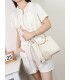T11513 - Bolso bandolera con asas de metal redondas y borla a juego