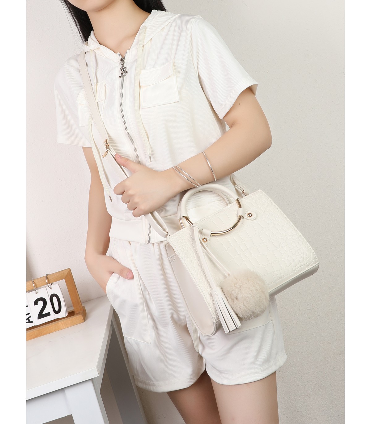 T11513 - Bolso bandolera con asas de metal redondas y borla a juego