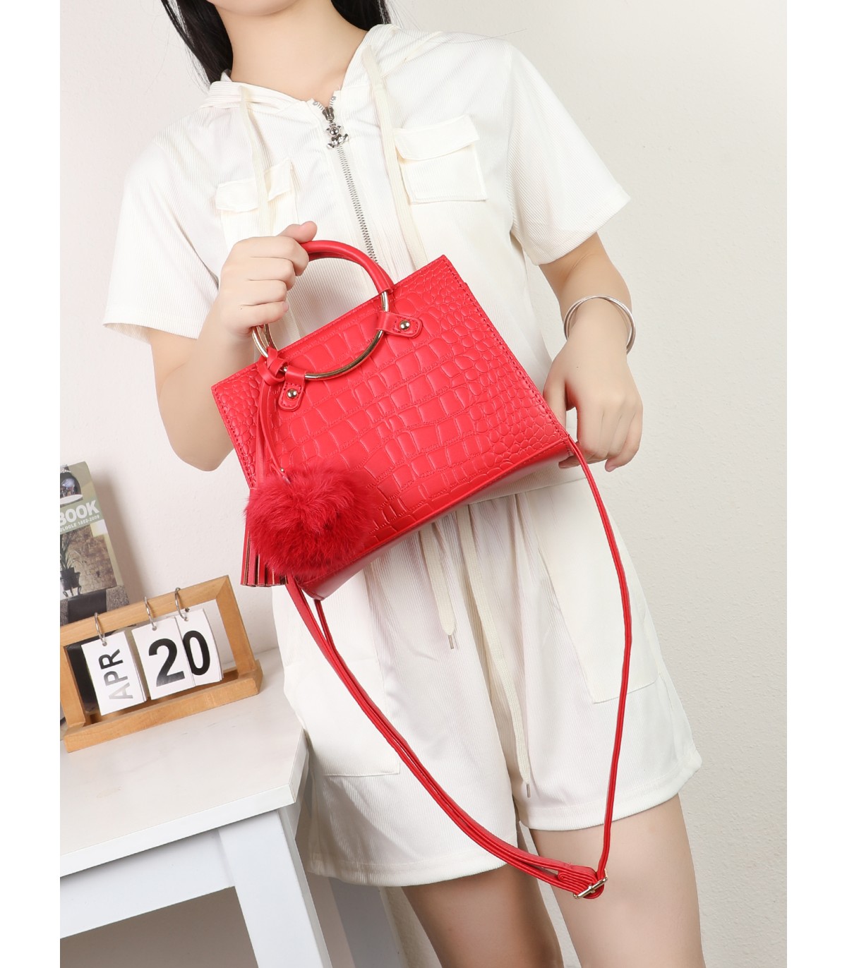 T11513 - Bolso bandolera con asas de metal redondas y borla a juego