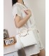T11513 - Bolso bandolera con asas de metal redondas y borla a juego