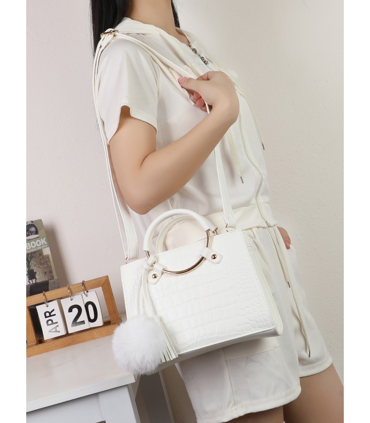 T11513 - Bolso bandolera con asas de metal redondas y borla a juego