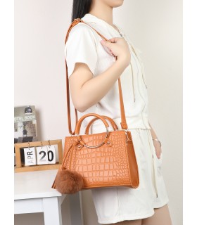 T11513 - Bolso bandolera con asas de metal redondas y borla a juego