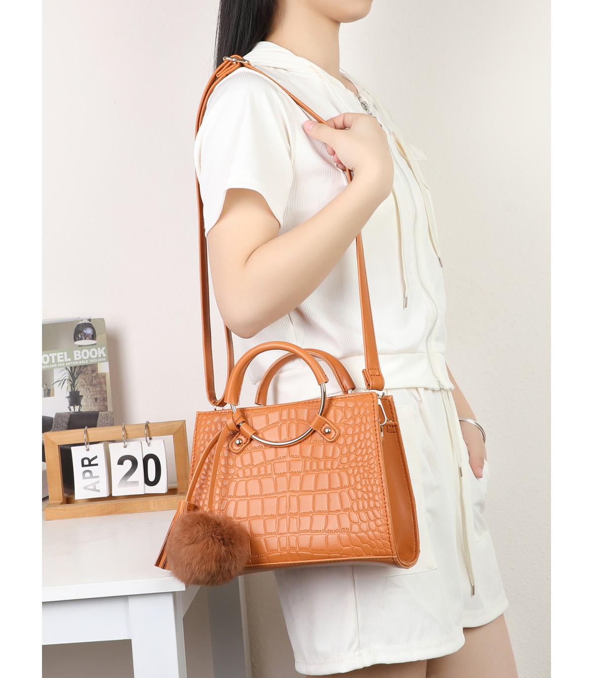 T11513 - Bolso bandolera con asas de metal redondas y borla a juego