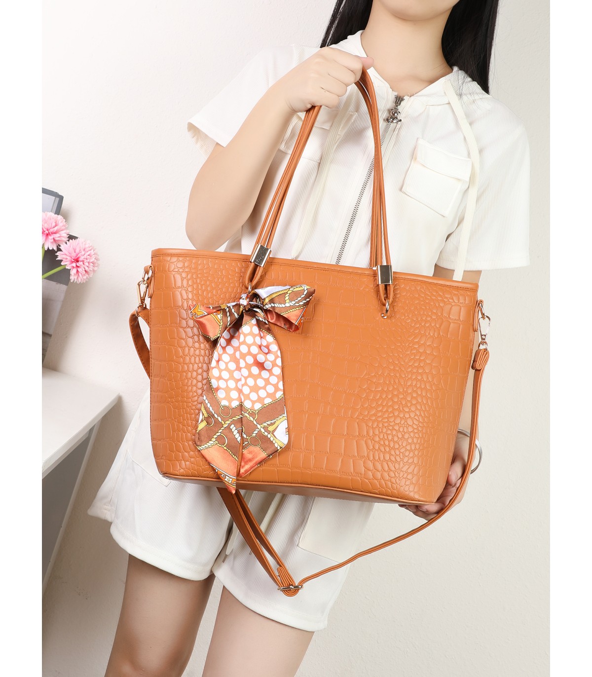T11889 - Bolso de hombro amplio con pañuelo y textura cuarteada
