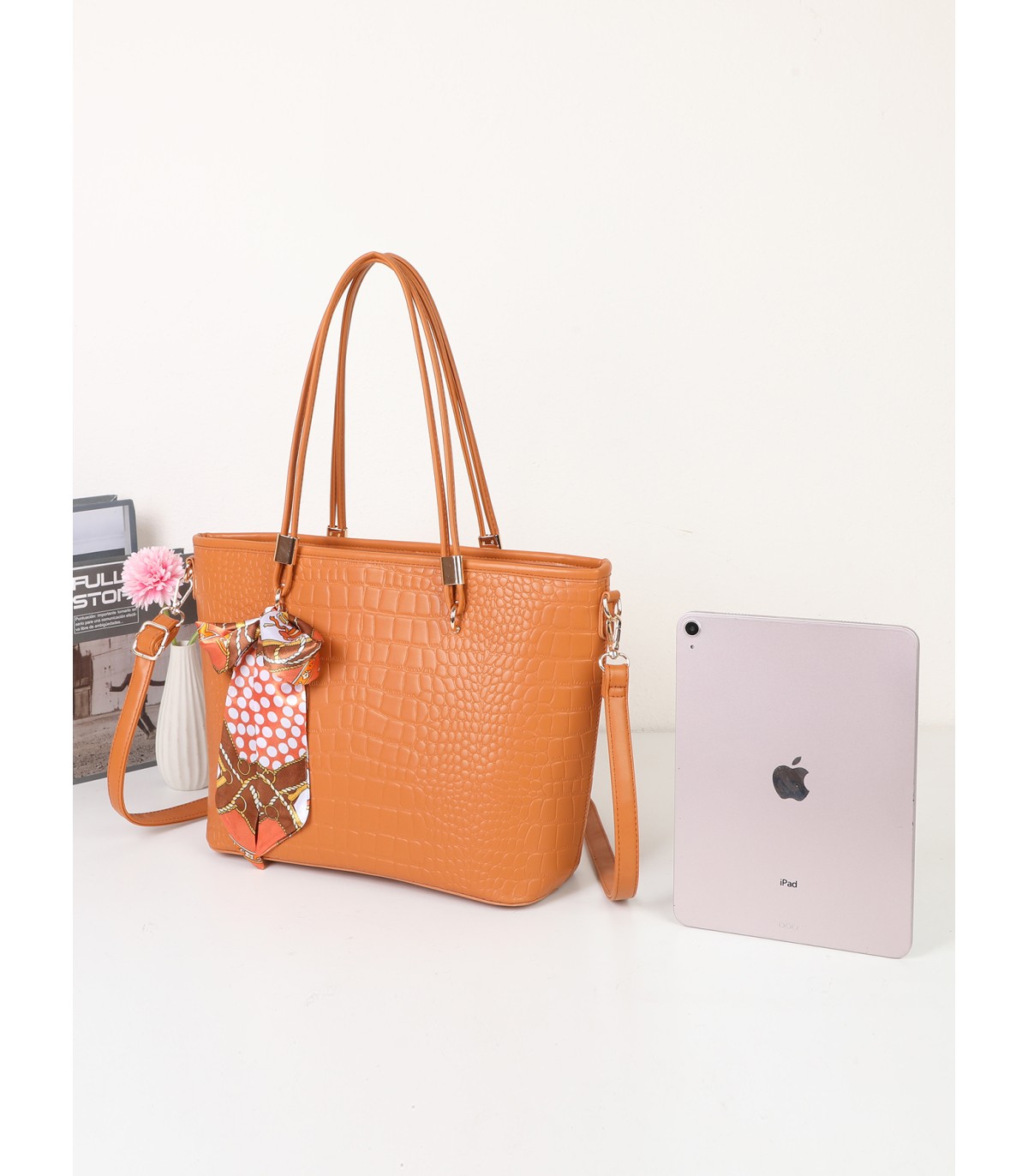T11889 - Bolso de hombro amplio con pañuelo y textura cuarteada