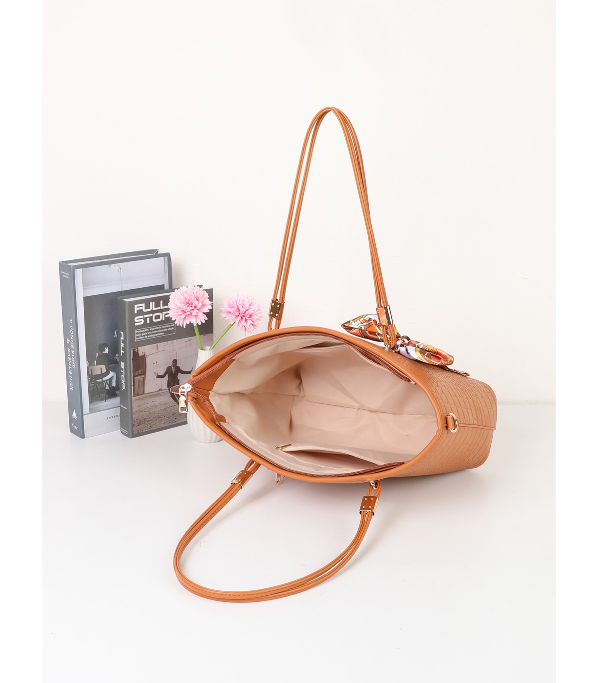 T11889 - Bolso de hombro amplio con pañuelo y textura cuarteada