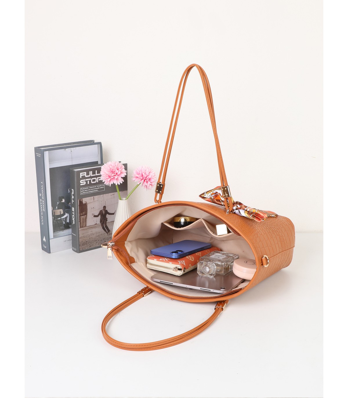 T11889 - Bolso de hombro amplio con pañuelo y textura cuarteada