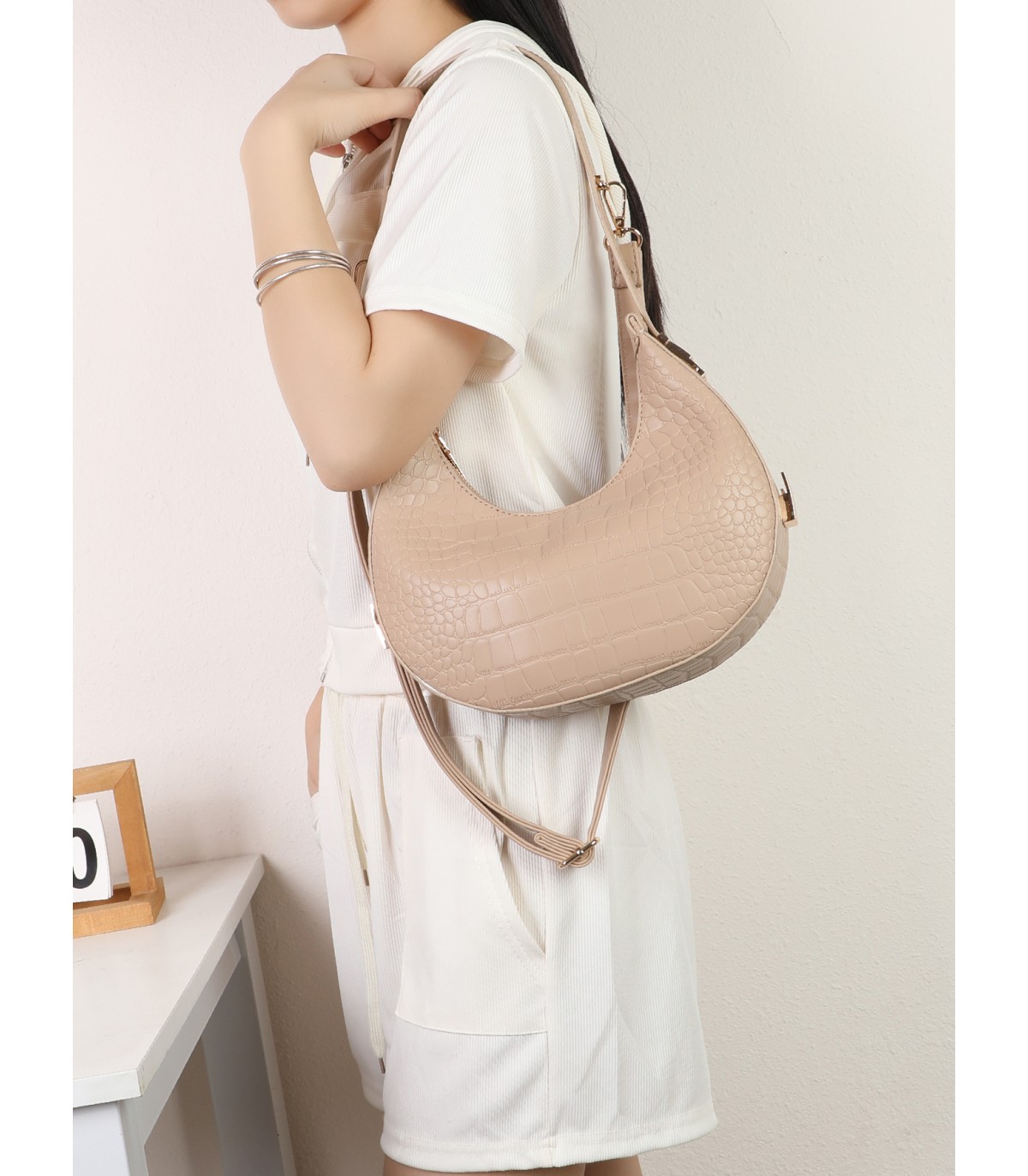 T11918- Bolso medialuna con bandolera ajustable