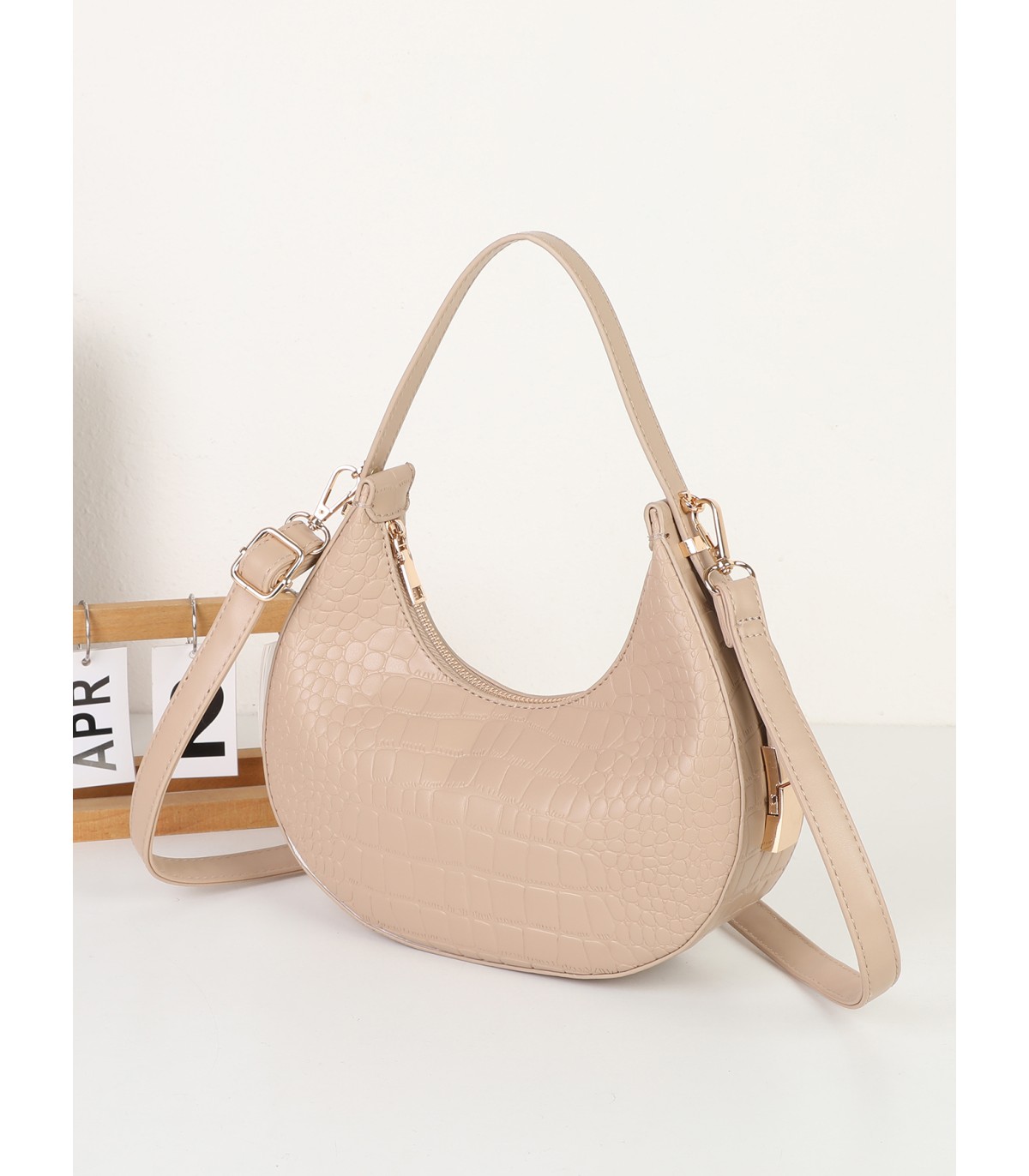 T11918- Bolso medialuna con bandolera ajustable