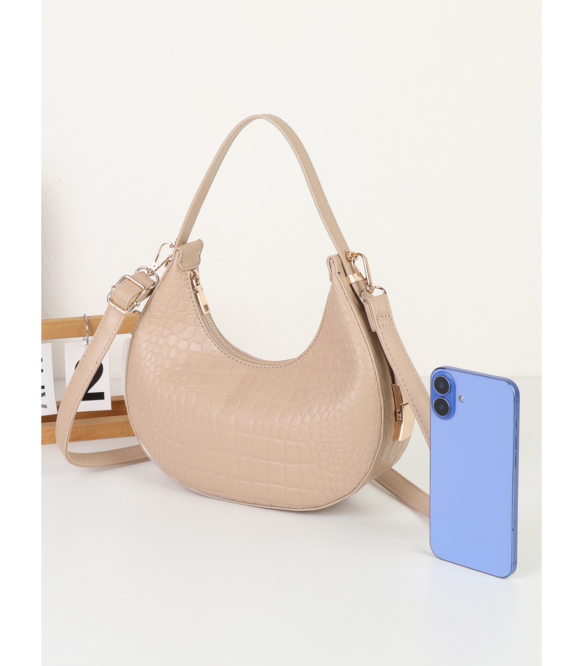 T11918- Bolso medialuna con bandolera ajustable