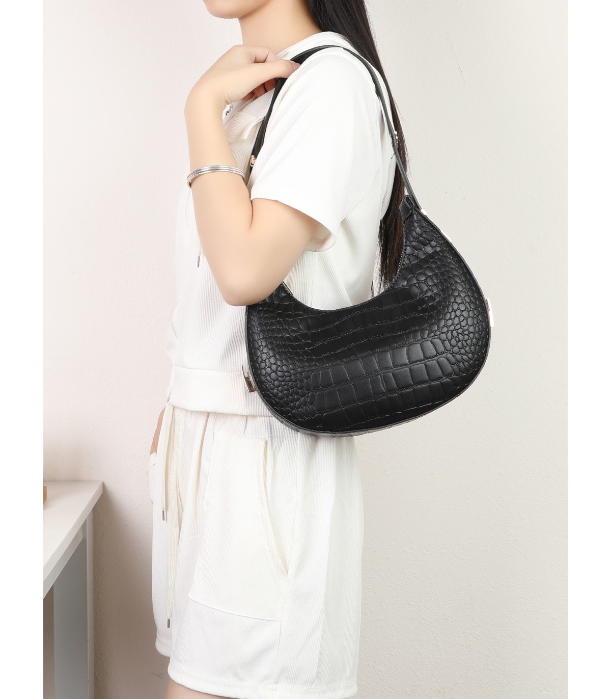 T11918- Bolso medialuna con bandolera ajustable