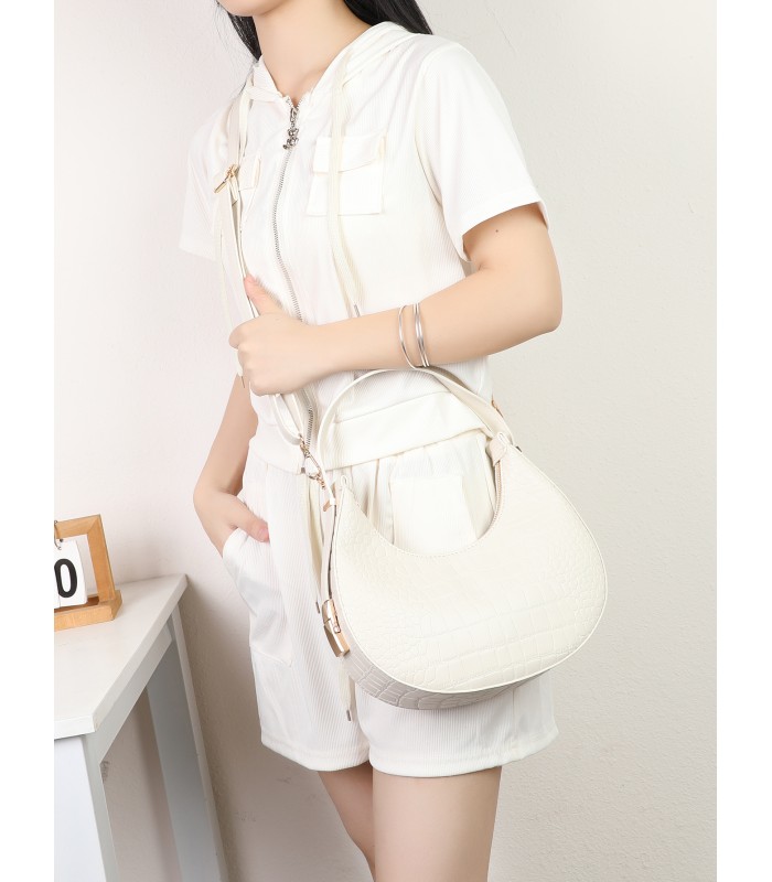 T11918- Bolso medialuna con bandolera ajustable